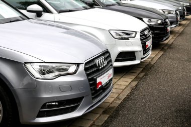 Nurnberg, Almanya: Audi Krupiyesindeki Audi arabalarının çiğ görüntülerini kapat