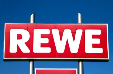 Nurnberg, Alman: rewe süpermarket zinciri işareti. REWE, Almanya 'nın Nordrhein-Westfalen kentinde kurulmuş küresel indirimli bir süpermarket zinciri.