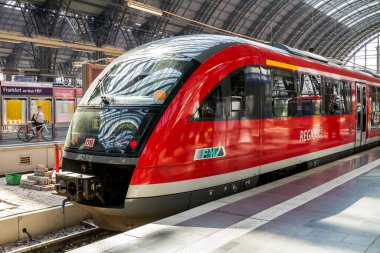MUNİH, GERMANY - 26 Ağustos 2017: Adtranzk (sonradan bombardıman uçağı) tarafından yapılan bir Deutsche Bahn DB Regio sınıfı banliyö treni Münih Hauptbahnhof Platformu 'nda durdu