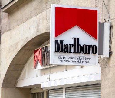 Marlboro sigara logosu bir dükkanın önünde. Marlboro dünyadaki en çok satan sigara markasıdır. Philip Morris tarafından yapılmış.