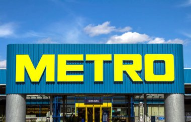 Nurnberg, Almanya: Metro logosu, bir süpermarketin ön yüzü. Metro nakit ve taşıma, toptan satış işinde önde gelen uluslararası bir oyuncu.