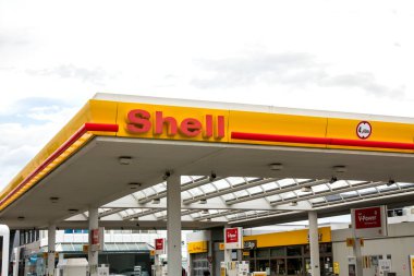 Schwabach, Almanya: Royal Dutch Shell Plc veya Shell, çok uluslu bir İngiliz petrol ve gaz şirketidir. Gelir açısından dünyanın en büyük dördüncü şirketidir.