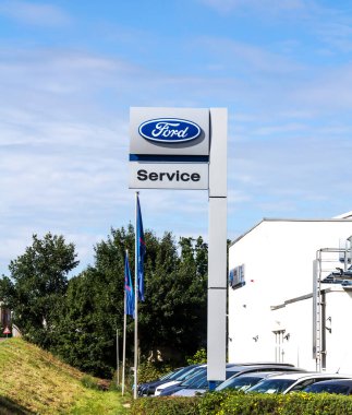 Furth, Almanya: Ford bayilik binası. Ford Motor Company, Amerikan çok uluslu otomobil üreticisi. Henry Ford tarafından kuruldu..