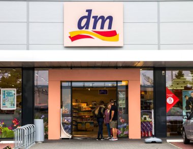Cadolzburg, GERMANY, 2017: Dm drogeriemarkt işareti. Merkezi Karlsruhe 'de bulunan Dm-drogerie markt, kozmetik, sağlık ve ev ürünleri ve gıda ürünleri için bir perakende mağaza zinciri..