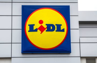 Cadolzburg, ALMANY: LIDL süpermarket zincir işareti. LIDL, Almanya 'nın Baden-Wuerttemberg eyaletinde yer alan bir süpermarket zinciri..