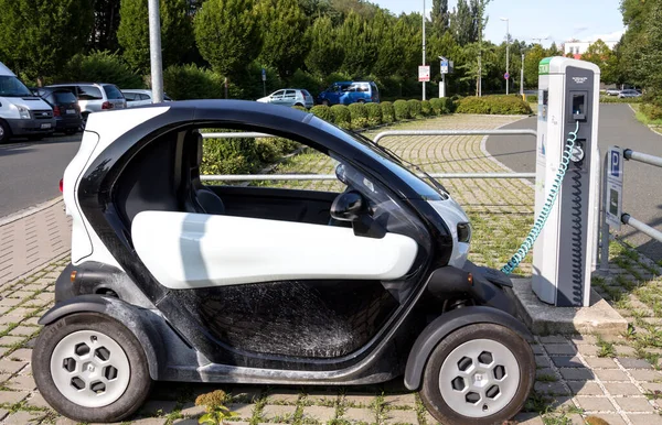 Een Elektrische Auto Bij Auto Laadstation — Stockfoto