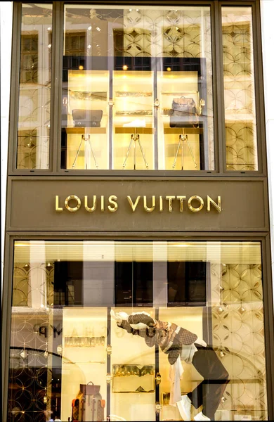 德国慕尼黑 Louis Vuitton标志 路易威登 马莱蒂埃 Louis Vuitton Malletier 是一家法国时装店 成立于1854年 — 图库照片