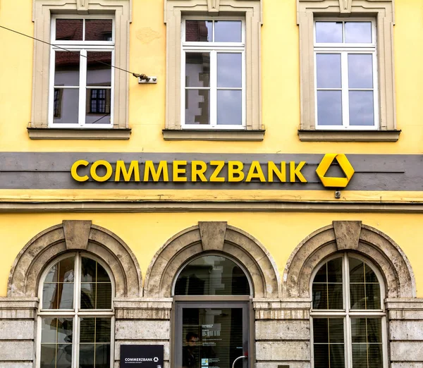 ドイツ ヴルツブルク コメルツバンク支店 コマーツ銀行Agはドイツ最大の銀行の1つであり 商業銀行 小売銀行 住宅ローンで活動しています — ストック写真