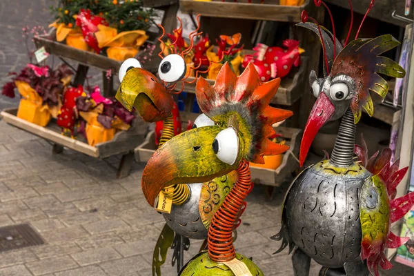 Verschiedene Interessante Farbige Figuren Von Dekorativen Vögeln Auf Der Straßenauslage — Stockfoto