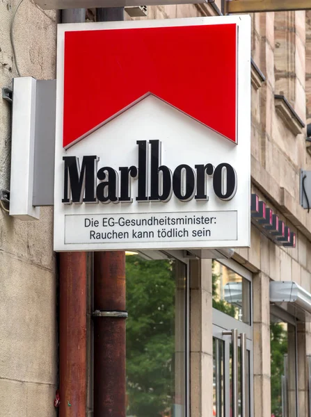 Furth Německo Marlboro Cigaretové Logo Před Obchodem Marlboro Nejprodávanější Značka — Stock fotografie