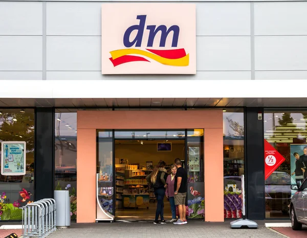 Cadolzburg, GERMANY, 2017: Dm drogeriemarkt işareti. Merkezi Karlsruhe 'de bulunan Dm-drogerie markt, kozmetik, sağlık ve ev ürünleri ve gıda ürünleri için bir perakende mağaza zinciri..