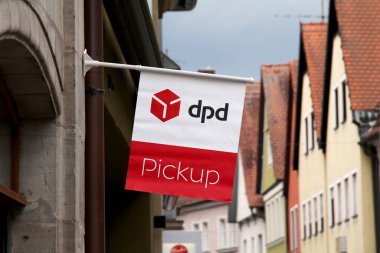 İnternetten sipariş veren bir dükkanın girişinde DPD Paket Mağazası bayrağı ve logosu var. DPD, GeoPost La Poste France 'a ait bir paket teslimat şirketidir.