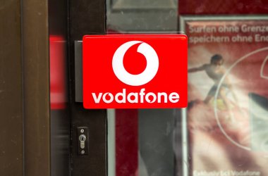Vodafone logosu vodafone mağazasının kapı kolunda Vodafone, İngiliz çokuluslu telekomünikasyon şirketidir.