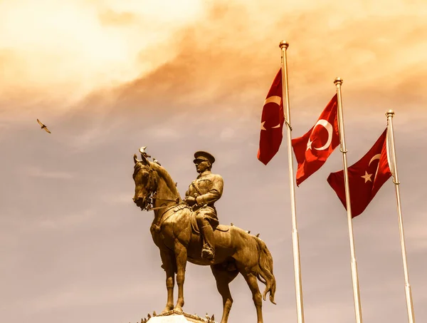 Çağdaş Türkiye 'nin kurucusu Atatürk Heykeli, başkent Ankara, Ulus Meydanı