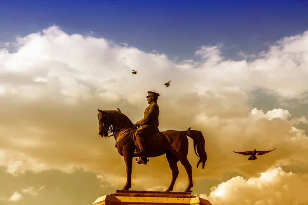 Çağdaş Türkiye 'nin kurucusu Atatürk Heykeli, başkent Ankara, Ulus Meydanı