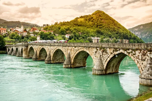 Bosna-Hersek 'in Višegrad kentindeki Osmanlı Mehmed Paşa Sokoloviç Köprüsü