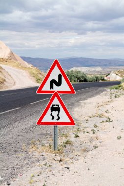 Uyarı trafik işaretleri birlikte, kaygan yol yüzeyi ve ilk sağa çift viraj