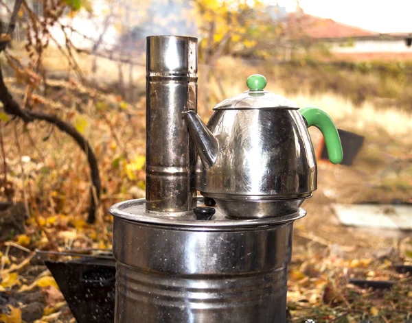 Parktaki Kamp Ateşinin Yanında Çay Yapıyorum — Stok fotoğraf