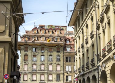 BERN, SWitzERLAND - Bern şehrinin eski manzarası, unesco dünya mirası alanı, İsviçre 'nin Bern şehrinin popüler bir alışveriş caddesi ve ortaçağ şehir merkezidir.