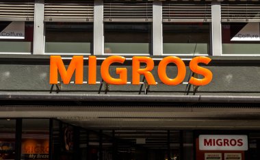 Basel, SWitzERLAND - 1 Temmuz 2019: Zürih Uluslararası Havalimanı 'ndaki Migros süpermarketine giriş. Migros İsviçre 'nin en büyük perakende şirketidir..
