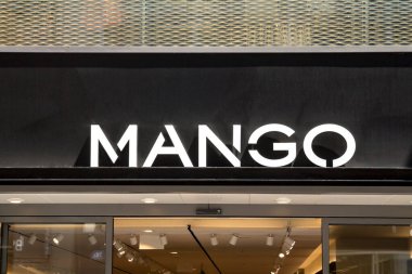 Mango 'nun dükkanında mango logosu var. Mango bir İspanyol giyim imalat şirketi.