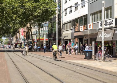 Karlsruhe, Almanya - 4 Temmuz 2019: Karlsruhe 'deki yaya sokağı 
