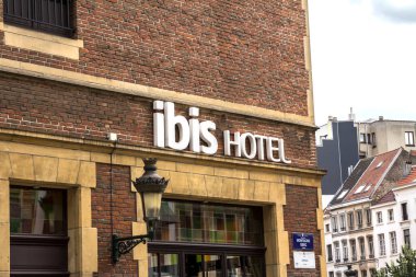 Brüksel, BELGIUM - 7 Temmuz 2019: Ibis Hotel. Ibis, AccorHotel 'in sahibi olduğu uluslararası bir otel şirketi. Zincirin altı kıtada otelleri var.