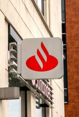Dresden, Saksonya, Almanya, 11 Temmuz 2019: Santander Bankası logosu. Banco Santander, Avro Bölgesi 'ndeki en büyük banka ve piyasa sermayesi açısından dünyanın en büyük bankalarından biri.