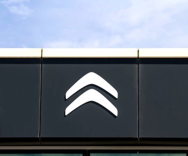 Ankara, Türkiye: Bir satıcının panelinde Citroen logosu. Citroen, 1976 yılından beri Peugeot Citroen grubunun bir parçası olan büyük bir Fransız otomobil üreticisi.
