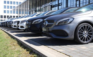 Nurnberg, Almanca: Mercedes-Benz 'in resmi satıcısı. Mercedes-Benz, Alman lüks otomobil üreticisi.