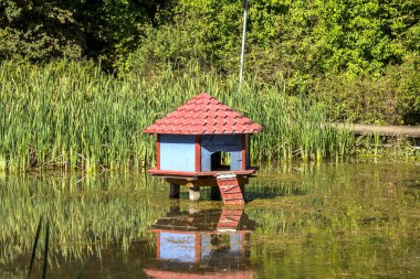 Sudaki kuşlar için bir ev.