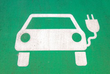 Elektrikli arabaların park sembolü şarj ediliyor