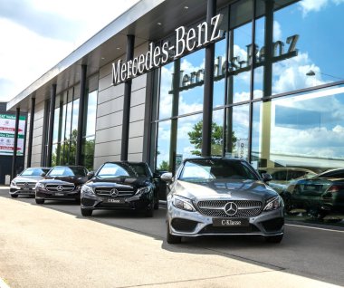 Nurnberg, Almanca: Mercedes-Benz 'in resmi satıcısı. Mercedes-Benz, Alman lüks otomobil üreticisi.
