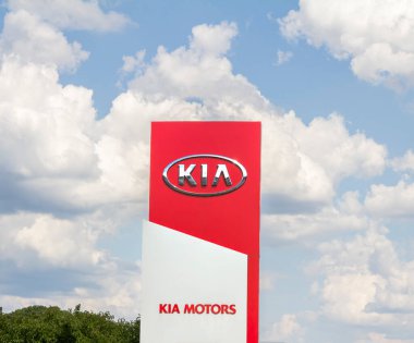 Schwabach, GERMANY: Kia otomobil bayii işareti. Kia, Güney Koreli otomobil ve ticari araç üreticisi..