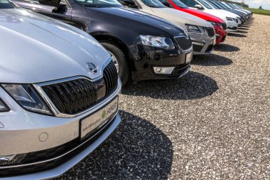 Almanya 'da Bavyera' da bir araba satıcısının logosu. Skoda, 1895 yılında Laurin ve Klement adıyla kurulan Çek otomobil üreticisi.