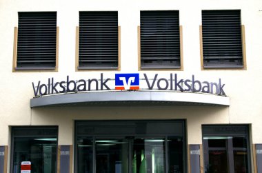 Forchheim, Almanya: Volksbank şubesi. Alman kredi birliği Volksbank Raiffeisenbank 'ın logosunu imzalayın.
