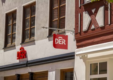 Nordlingen, Almanya, 8 Haziran 2019: Alman seyahat acentası (DER), turizm sektörü şirketi. 1917 yılında Berlin 'de bağımsız bir şirket olarak kurulan DER, Almanya' nın önde gelen turizm şirketlerinden biridir.
