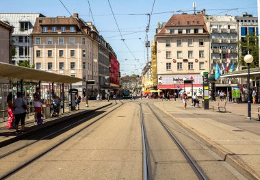 Eski Basel şehrinin etrafında güneşli bir gün, ana caddeyi turluyor.