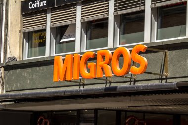 Basel, SWitzERLAND - Zürih Uluslararası Havalimanı 'ndaki Migros süpermarketine giriş. Migros İsviçre 'nin en büyük perakende şirketidir..