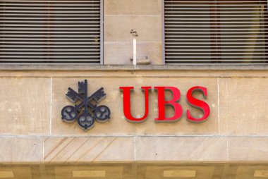 Basel, İsviçre - UBS ofis binasının duvarında UBS işareti var. UBS, merkezi İsviçre 'nin Zürih kentinde bulunan bir küresel finans hizmetleri bankasıdır..