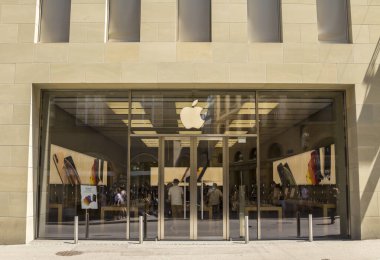Basel, SWitzerland - 1 Temmuz 2019 APPLE mağazası ve logosu. Apple Inc., merkezi Kaliforniya 'da bulunan çok uluslu bir teknoloji şirketidir.