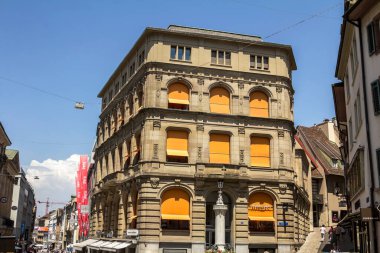 Basel, SWitzERLAND - 1 Temmuz 2019: Freie Str 'deki alışveriş bölgesi. sokak