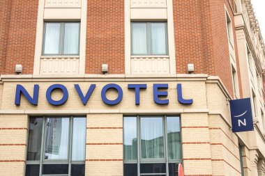 Brüksel, BELGIUM - 7 Temmuz 2019: Novotel Accor Hotels grubunda bir otel markasıdır. Novotel ilk otelini 1967 yılında Fransa 'nın Lille Lesquin kentinde açtı.