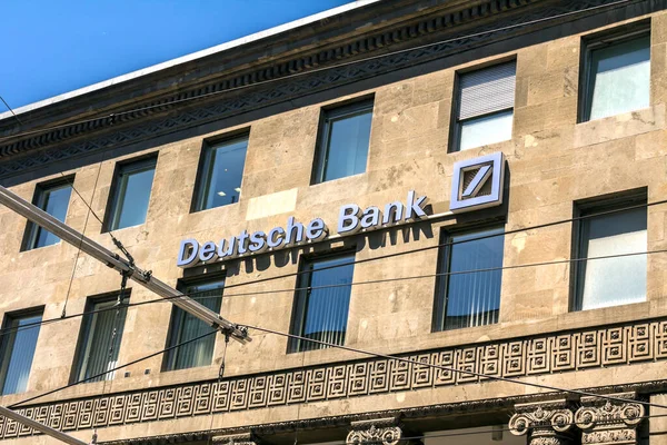 ドイツ カールスルーエ ドイツのDeutsche Bankドイツ銀行Agは フランクフルトに本社を置くドイツのグローバル銀行および金融サービス会社です — ストック写真