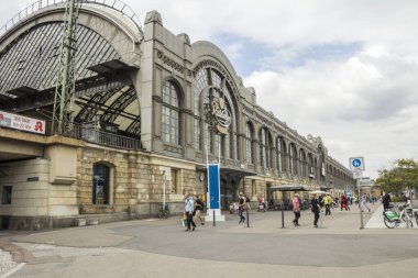 Dresden, Saksonya / Almanya - 11 Temmuz 2019: Almanya 'nın Dresden kentindeki ana tren istasyonu