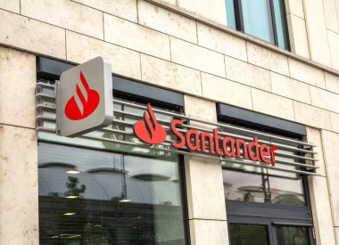 Dresden, Saksonya, Almanya, 11 Temmuz 2019: Santander Bankası logosu. Banco Santander, Avro Bölgesi 'ndeki en büyük banka ve piyasa sermayesi açısından dünyanın en büyük bankalarından biri.