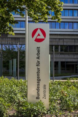Nurnberg, Almanya, 11 Ağustos 2019: Almanya 'nın Nuremberg kentindeki Bundesagentur fuer Arbeit karargahı - Federal İstihdam Ajansı - BA Almanya çapında iş merkezleri yönetiyor