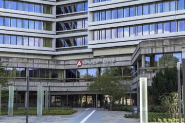 Nurnberg, Almanya, 11 Ağustos 2019: Almanya 'nın Nuremberg kentindeki Bundesagentur fuer Arbeit karargahı - Federal İstihdam Ajansı - BA Almanya çapında iş merkezleri yönetiyor