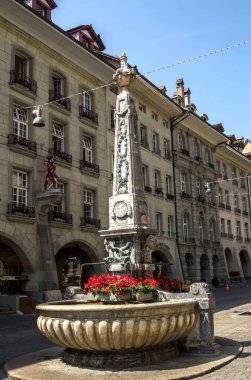 BERN, SWitzERLAND - Bern şehrinin eski manzarası, unesco dünya mirası alanı, İsviçre 'nin Bern şehrinin popüler bir alışveriş caddesi ve ortaçağ şehir merkezidir.