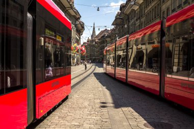 BERN, SWitzERLAND - 2 Temmuz 2019 eski Bern şehri, unesco dünya mirası alanı, İsviçre 'nin Bern şehrinin popüler bir alışveriş caddesi ve ortaçağ şehir merkezidir.